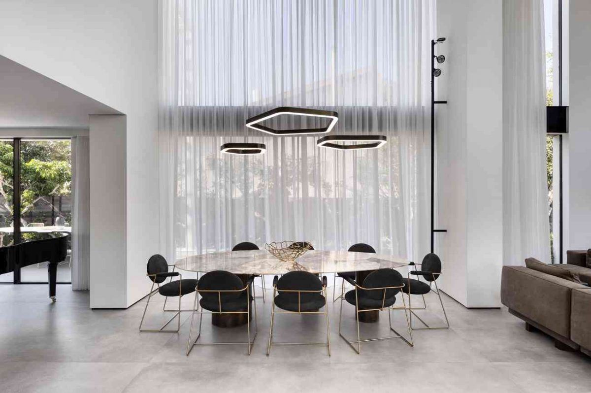 Simoene Architects Ltd – Central Israel תאורה אדריכלית מעל פינת האוכל בעיצובו של קמחי דורי
